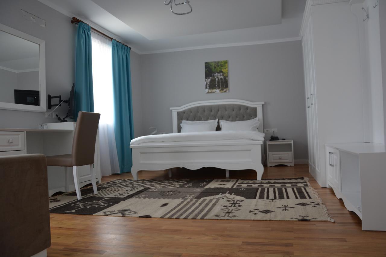 Hotel Turizem Shkelzeni Bajram Curri 外观 照片
