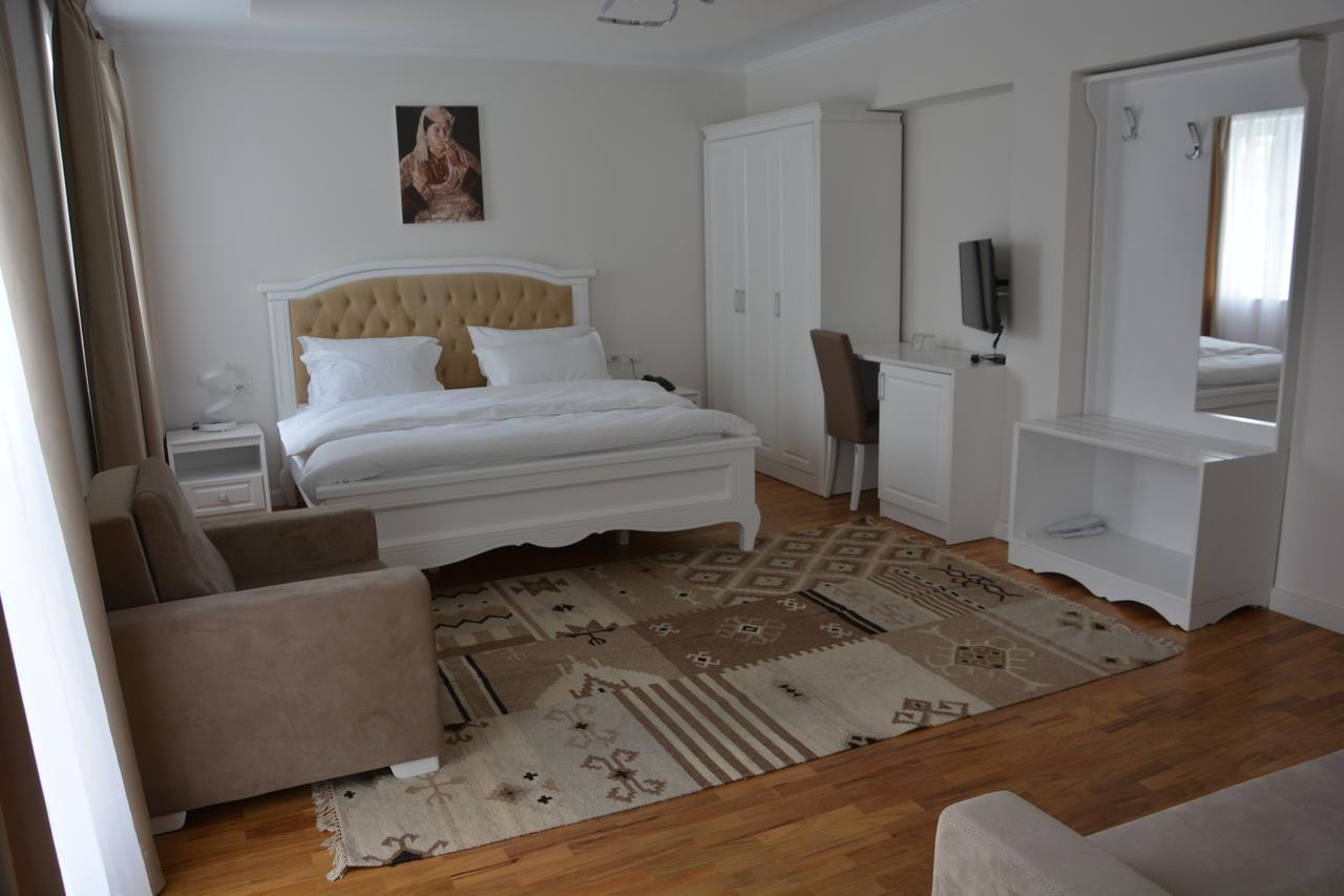 Hotel Turizem Shkelzeni Bajram Curri 外观 照片