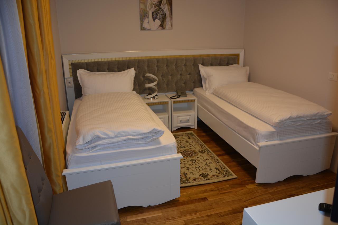 Hotel Turizem Shkelzeni Bajram Curri 外观 照片